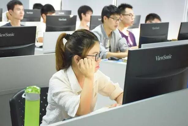 从白百合出轨事件,告诉你为什么要参加IT培训!