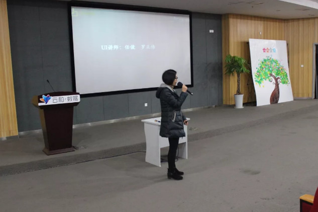 配图2 班主任张老师担任主持人 配图2 班主任张老师担任主持人