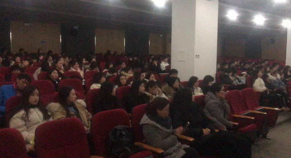 1544671097308332.jpg 配图1 郑州理工职业学院师生参观云和数据