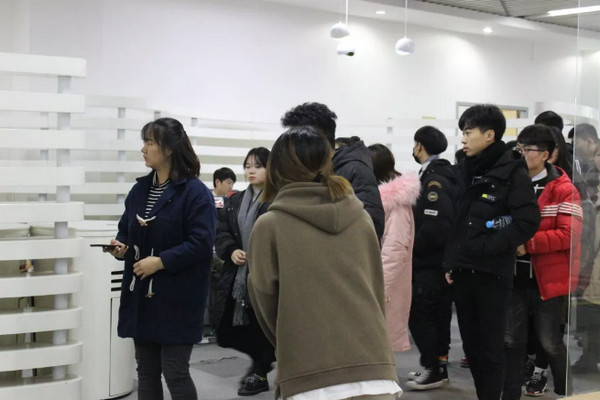 1544671157369445.jpg 配图5. 参观云和数据VR虚拟现实体验区和教学区