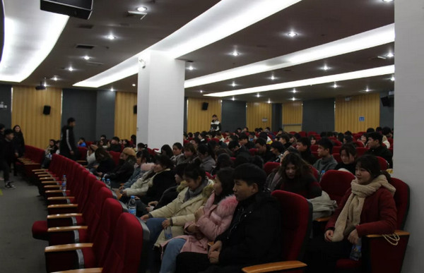 1544671183714980.jpg 配图6 参观师生详细了解云和