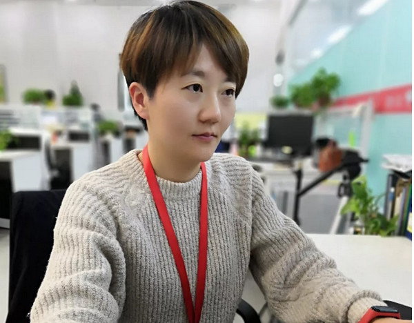 1545012950863528.jpg 配图1 工作中的马老师