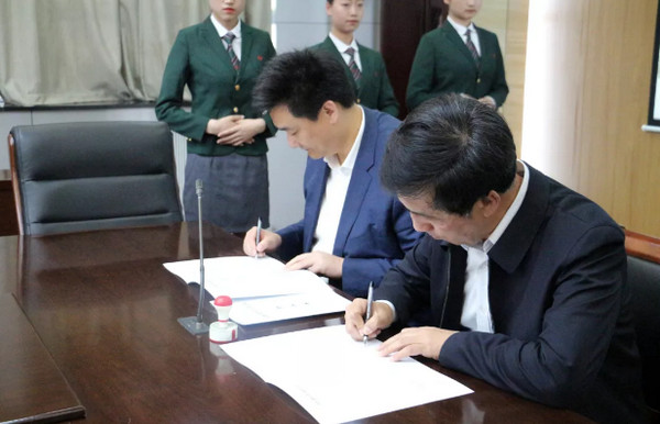 1555916802677167.jpg 配图5 云和数据与郑州商学院校企合作项目百度电商学院成功签约.jpg